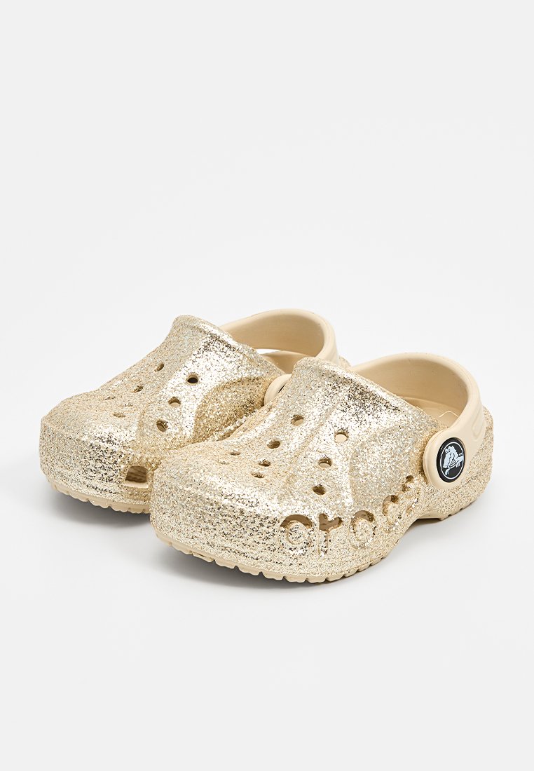 Zoccoli dorati glitterati con ampi fori di ventilazione, bordi arrotondati e una fascia beige a contrasto. Superficie texturizzata per aderenza e comfort.
