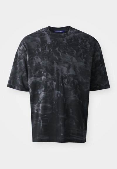 Camiseta de manga corta negra con un patrón abstracto texturizado. Cuello redondo y corte relajado. El tejido se siente suave y ligero.