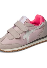 Scarpa sportiva rosa chiaro con pannelli in suede e tessuto, caratterizzata da un motivo a fulmine bianco e cinturini in Velcro, con una suola in gomma.