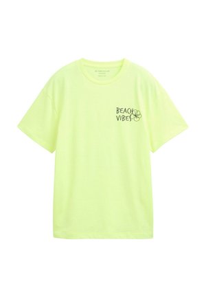 Limegrünes Baumwoll-T-Shirt mit kurzen Ärmeln und Rundhalsausschnitt, das eine kleine "BEACH VIBES"-Grafik und ein florales Design auf der Brust zeigt.