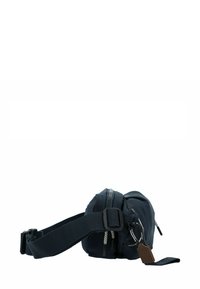 Granatowa torba z nylonu o teksturowym wykończeniu, z zamykaną na zamek komorą, regulowanym paskiem i małą skórzaną metką jako akcentem.