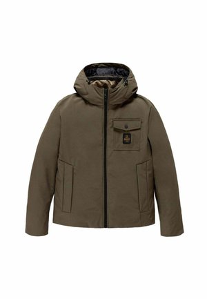 Giacca imbottita verde oliva con interno nero, un grande cappuccio, chiusura frontale con zip, due tasche laterali e una tasca sul petto con bottone a pressione.