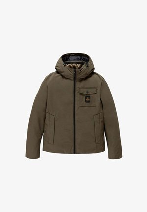 Giacca imbottita verde oliva con interno nero, un grande cappuccio, chiusura frontale con zip, due tasche laterali e una tasca sul petto con bottone a pressione.