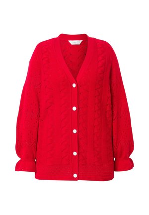 Roter Strickcardigan mit V-Ausschnitt, der über ein Zopfmuster, lange Ärmel und fünf weiße Knöpfe vorne verfügt.