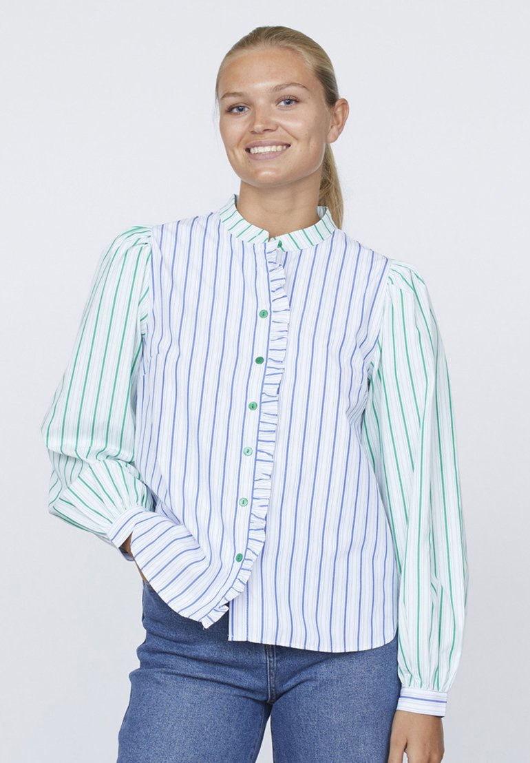 Stribet skjorte med krave; blå og hvide lodrette striber på den ene side og grønne striber på den anden; har flæser ned langs fronten.