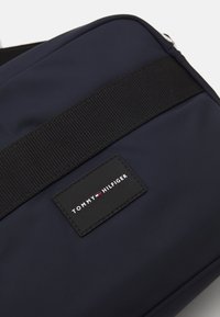 Tommy Hilfiger FUNC MINI MESSENGER UNISEX - Skuldertasker - space blue