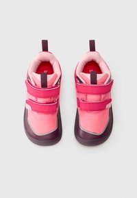 Sneakers per bambini in rosa e viola con due cinturini regolabili in Velcro, colli imbottiti e linguette, mostrati dall'alto su uno sfondo bianco.