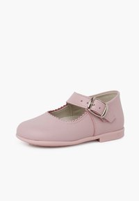 Zapato Mary Jane de cuero rosa con punta redonda, detalle de borde festoneado y correa ajustable con hebilla plateada. Suela plana.