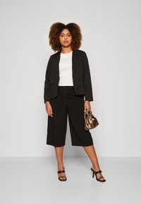Vero Moda Curve VMCLULA SHORT FITTED - Suknjič - black