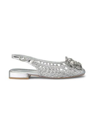 Scarpa slingback argentata con design intrecciato, tacco basso a blocco, decorazione floreale e punta aperta. Superfici lisce e strutturate.