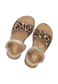 Luipaardprint sandalen met een metallic gouden enkelband, beige voetbed en een getextureerde rubberen zool. Merkanaam "clic!" zichtbaar van binnen.