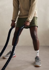 Nike Performance FLEX REP - Pantalón corto de deporte - medium olive/black