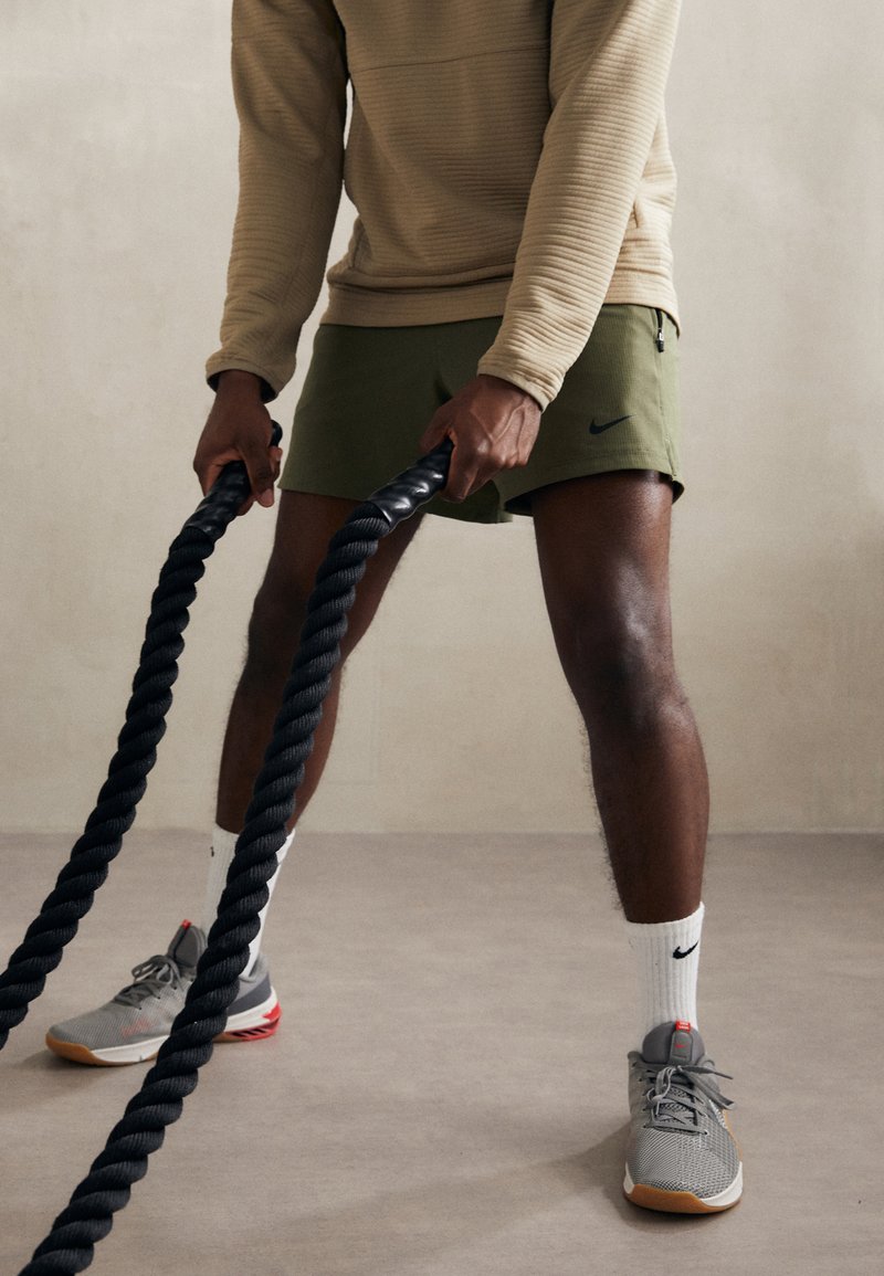 Nike Performance FLEX REP - Pantalón corto de deporte - medium olive/black