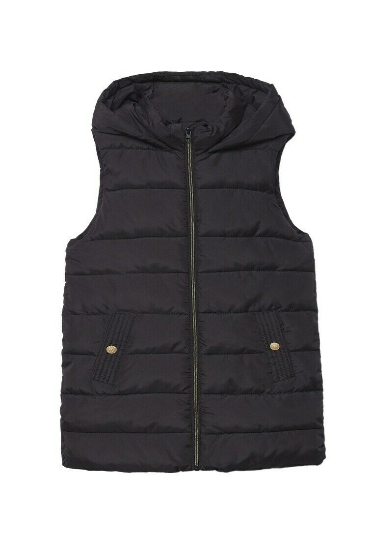 Chaleco negro acolchado con capucha, cremallera frontal y dos bolsillos con botón. Textura acolchada con un ligero brillo, diseñado para mantener el calor.