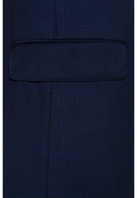 Granatowa tkanina w kratę o gładkiej fakturze. Posiada kieszeń z pasek w górnej części. Niebieskie i czarne linie tworzą wzór w kratkę.