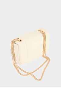 Borsa a tracolla di pelle sintetica color crema con forma rettangolare, caratterizzata da una tracolla in catena dorata e dettagli cuciti sui lati.