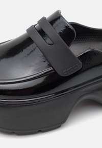 Crocs STOMP HIGH SHINE LOAFER UNISEX - Ciabattine con tacco - black