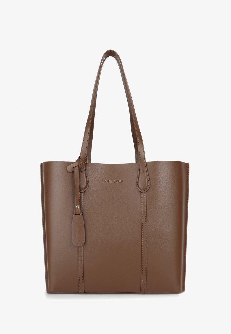 Brązowa skórzana torba tote z dwoma uchwytami, gładka faktura, pionowe szwy i wytłoczone logo z przodu. Bez dodatkowych elementów czy akcentów.