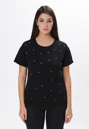 Schwarzes Baumwoll-T-Shirt mit kurzen Ärmeln, Rundhalsausschnitt und verstreuten silbernen Verzierungen auf der Vorderseite. Glatte Textur.