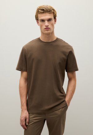Bruine T-shirt met korte mouwen van katoen, met ronde hals en een ruime pasvorm. Soepele textuur zonder zichtbare patronen of accenten.