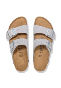 Birkenstock sandalen, zilveren glitterafwerking, twee verstelbare banden met metalen gespen, bruine kurken voetbed, maat 38.