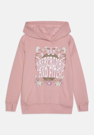 Lyserød hættetrøje med blomstermønster og sommerfugle, med teksten "Abercrombie and Fitch" i en stiliseret skrifttype på forsiden.