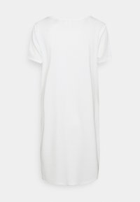 Biała sukienka T-shirt z bawełny, z krótkimi rękawami i okrągłym dekoltem. Charakteryzuje się prostym, niezdobionym wzorem oraz długością do kolan.