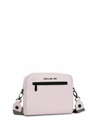 Světle růžová crossbody taška s hlavním zipovým uzávěrem, přední kapsou a nastavitelným popruhem s vzorovaným akcentem. Zobrazena značka.