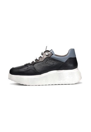 Czarne skórzane sneakersy z teksturowanym wykończeniem, jasnoszare akcenty, biała platforma oraz tradycyjne sznurowanie. Okrągły nosek.