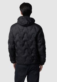 Giacca imbottita nera con cappuccio, caratterizzata da un motivo geometrico trapuntato e una texture leggermente lucida. Progettata con una vestibilità rilassata.