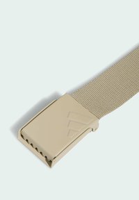 Cinturón de tela beige con tejido texturizado, que presenta una hebilla rectangular de plástico color canela con bordes serrados y detalles triángulares en relieve.