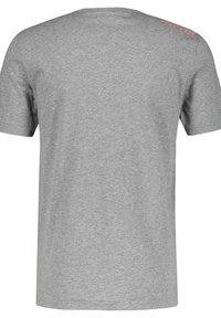 Jednoduché šedé tričko s krátkým rukávem zobrazené zezadu, s malým červeným grafickým detailem na pravém horním rameni.