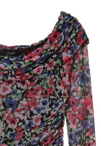 La blusa con stampa floreale presenta una base nera con fiori rossi, rosa, blu e verdi. Dettagli arricciati sulle spalle e tessuto morbido e leggero.