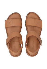 Bruine leren sandalen met twee kruisschoenen, voorzien van gestikte details en een gestructureerde zool. Lichtgewicht ontwerp met open zijkanten.