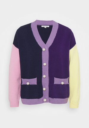 Strikket cardigan med farveblokke i marineblå, lilla, pink og gul. Knappelukning med perle-accenter og to forlommer.