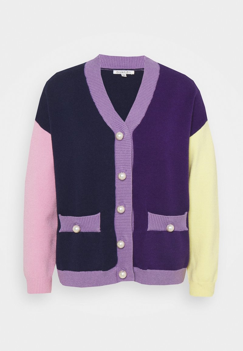 Cardigan en tricot avec des blocs de couleurs bleu marine, violet, rose et jaune. Fermeture à boutons avec des accentuations en perles et deux poches avant.