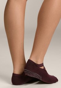 Burgundy halkfria strumpor med ett korsningsdesign, som har en texturerad grepp sula och slät stickad tyg, perfekt för yoga och träning.