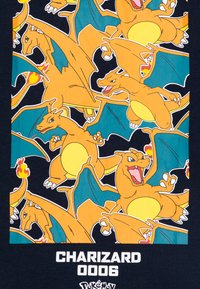 Tricou bleumarin cu multiple ilustrații ale lui Charizard portocaliu, având aripi teal și accente de foc, etichetat "CHARIZARD 0006" în partea de jos.