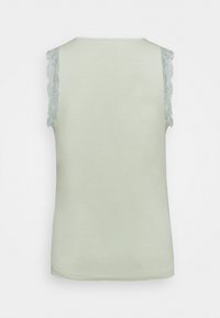 Top verde chiaro senza maniche con dettagli in pizzo sulle spalle, texture morbida, scollo rotondo e un design liscio e aderente.