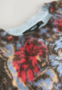 Strikket sweater med blomsterdesign i r�ød, blå og brun; rund hals med lyseblå ribbestrik; mærket læser "NEXT." Blødt, struktureret stof.