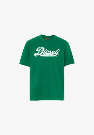 Groene T-shirt met korte mouwen en een ronde hals met wit cursief "Diesel" logo gedrukt over de borst.