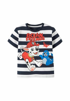 Chemise à manches courtes rayée bleu marine et blanche avec un chien de dessin animé portant un casque de pompier, un phoque bleu, un crabe rouge et le texte "Ocean Friends" sur le devant.