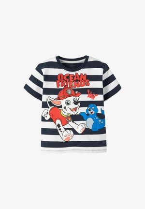 Majica s kratkim rukavima s mornarsko plavim i bijelim prugama, s crtanim psom u vatrogasnom šeširu, plavim tuljanom, crvenim rakom i natpisom "Ocean Friends" na prednjoj strani.
