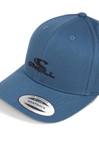 Blå snapback-kasket med sort broderet logo. Har en struktureret form, glat stof og et rundt mærke på skærmen.