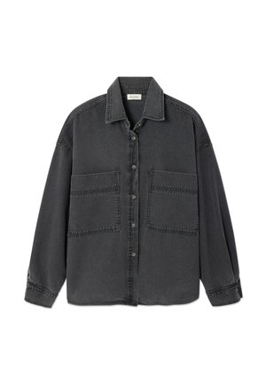 Donkergrijze denim blouse met knopen, twee grote voorzakken en een klassieke kraag, plat gelegd op een witte achtergrond.