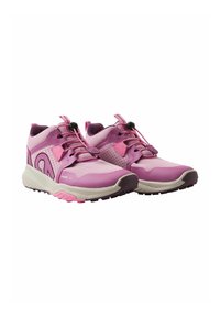 Scarpe sportive rosa con tomaia in mesh, accenti testurizzati e suola in gomma. Presentano lacci elastici e una linguetta imbottita per il comfort.