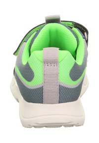 Szare i neonowozielone buty sportowe z siateczkową cholewką, wyściełanym kołnierzem, pętlą do zakupu i białą gumową podeszwą. Bezpieczny system pasków zapewniający dobre dopasowanie.