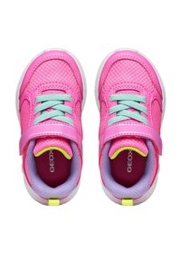 Sneakers rosa con materiale in rete, lacci azzurri chiaro e una striscia in Velcro. L'interno presenta una fodera viola e un accento giallo sul tallone.