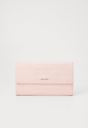 Vaaleanpunainen tekonahkainen lompakko, jossa on krokodillokuvio, magneettikiinnitys ja kultainen logo-yllätys.