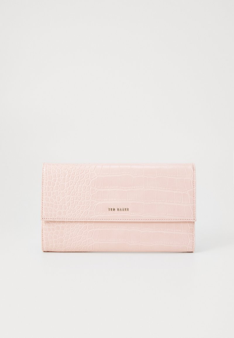 Vaaleanpunainen tekonahkainen lompakko, jossa on krokodillokuvio, magneettikiinnitys ja kultainen logo-yllätys.